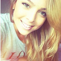 Ela sorriu ela sofreu sim porém sabia que o melhor estava por vim. Princesa, Deus não te colocou neste mundo para sofrer existe um tempo bom preparado para você
