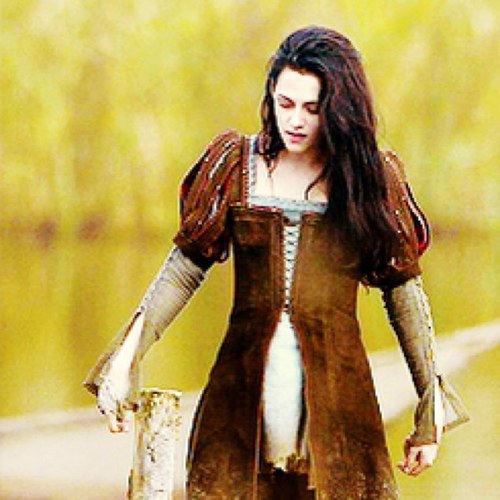 I am the fairest of them all. I rule fair and justly and am kind to everyone I meet. I travel to Storybrooke sometimes. You can find me in my kingdom. {Single}