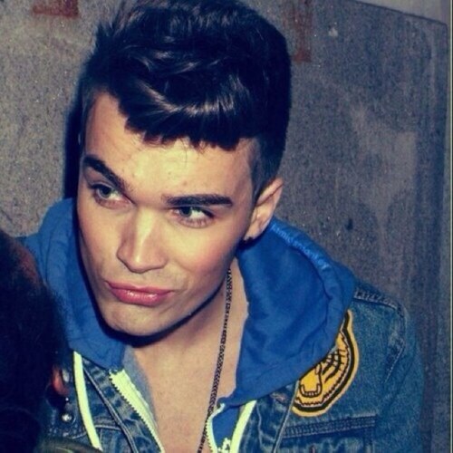 I fancy a boy that wears fur around his ancles & tweets about nipples