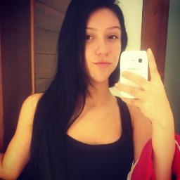 Amo a vida com todos os seus problemas e todas as coisas simples do dia-a-dia.Não gosto de nada pela metade, nada que é pouco me satisfaz. Eu busco amor em tudo