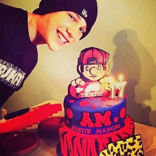 hola .. me llamo feernanda c: ..Soy mahomie me gusta reirme soy sociable .. mi cantante favorito  Austin Mahone a el lo AMOO 3  y esoo po 3