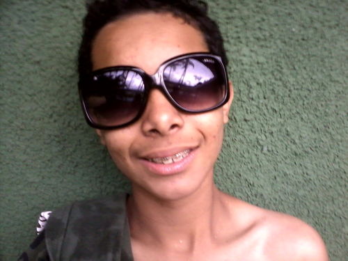Amo dormir,comer e passear, curto volei e sair com as amigas e sou um gay muuuuuuito cheio de Glitter.

   Bjs.