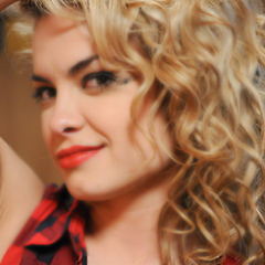 Atriz, cantora, compositora, Lua Maria Blanco, 25 anos.