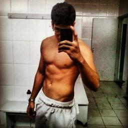 18, farmácia, surf, química e jiu jitsu. Não faça nada que envergonhe a si mesmo, a sua família e ao seu time.