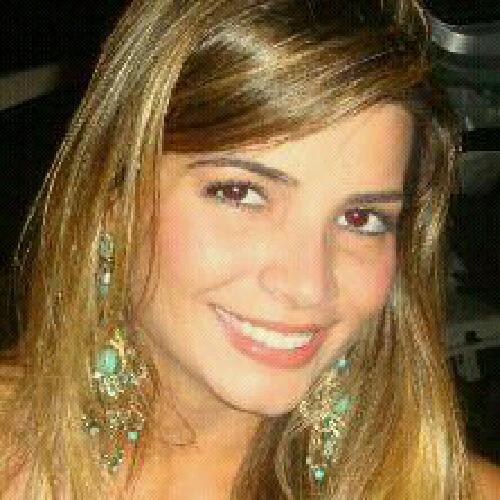 Dentista, especialista em dentistica restauradora e estética oral.