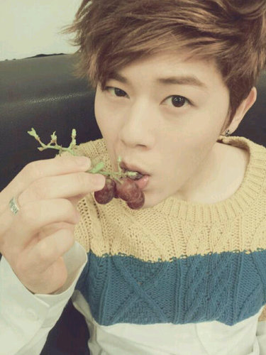 ผมชื่อ Kim DongJun มักเน่แห่งวง ZE:A อันลือชื่อเสียงโด่งดังไปทั่วจักรวาล *ตัวจริงไม่มีทวิตนะ* ผมหล่อ  น่ารัก  ใจดี อบอุ่น ฟอลมาคุยกับผมเยอะๆนะครับ