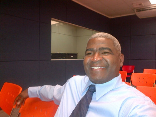 Periodista deportivo dominicano, de Santiago de los Caballeros, apodado el Cachorro, escritor, narrador de baloncesto y beisbol, vive en Nueva York.