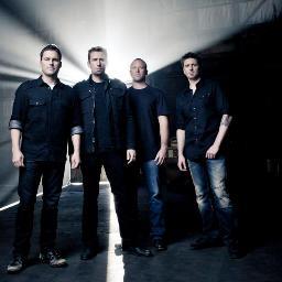 Twitter dedicado as lindas canções de NICKELBACK.... Segue ai..