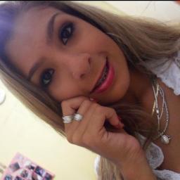 Garooota Marota Noo reino das pobre louca..Naturalidade ta na aveia é ser patroooa .....s2
