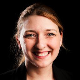 Passionnée des communications et des médias sociaux. Amie des animaux. Passionnée de bonne bouffe et de politique. Working at @praticoprati