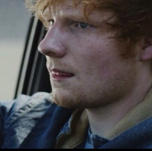 In love with a beautiful ginger god who calls himself Ed Sheeran. He's my inspiration, idol, everything. Saw him 19/1/13 Austin. Hablo Español & Speak English:)