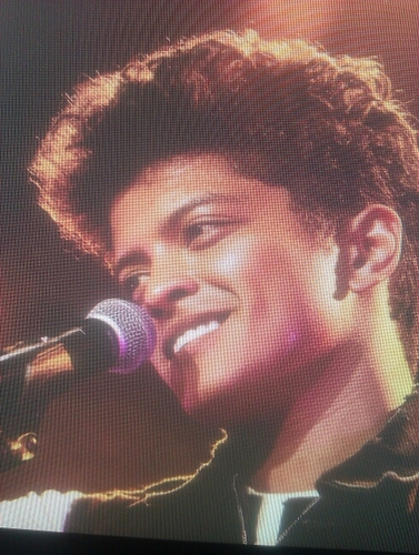 hello! l me jewel l 14 years old l a realy bruno mars lover 3 l follow me if you are a hooligan lover.3