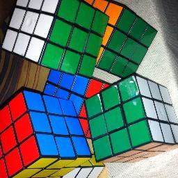Si volviera a nacer seguro que llegaría tarde. Disfrutad cuando el juego acaba peón y rey van a la misma caja. Enamorado de dos mujeres a la vez.