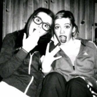 Lovee Plaayin football and hockey! (: love havin a laugh with friends .. And lovee Killen Rangeers F.C! :D