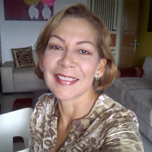 Jubilada universitaria , actualizada , amante musica y lectura y no podia faltar ..cuaima !!
