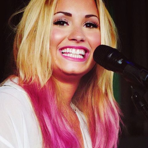 HANG IN THERE , STAY STRONG Demi Lovato.