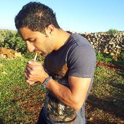 أنتِ وَحدَكِ مَن تَطرُقُ بآب َ ذآكِرَتي كُلَ يَوم ♥ ! * ~ M.S ~