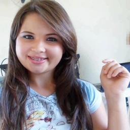 Estudante , 20 anos ; Evangelica , Deus, família, amigos, violão, música :)