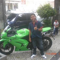 comum como qualquer outro garoto, fã de chocolate e da banda cine, animado demais, e sou sincero com quem é sincero comigo, e gosta de pessoas q gostam dele