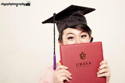 A girl who loves Jesus, family & music.. try to always follow her passion and have a big dream to be a child psychologist.. :)