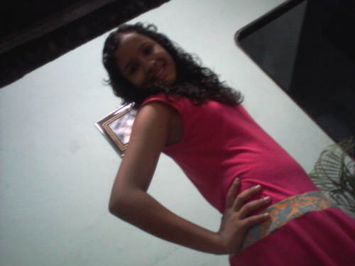 Sou chata,ridicula ,louca, amo aventuras, topo todas as loucuras possiveis amo estar cm a familia.e nao esqecendo amo estar cm meus amigos...