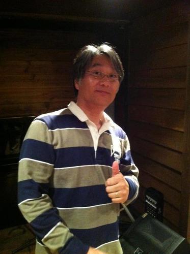 変人です。 復活しました。家族は自分、かみさん1人、娘3人、息子1人で「ま、いっか」をモットーに何とか暮らしています。 そのうち娘2人は結婚し、現在孫1号から5号の変なジイさんをしております。