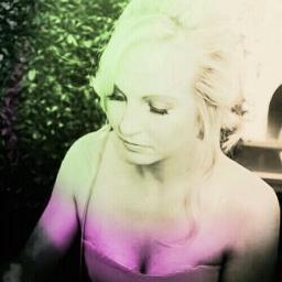 Im Caroline Forbes, I'm a vampire I was turned by Katherine... Im a nice person until you piss me off x {Single and Looking,Rp}