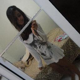 Dona de um sorriso bonito.De olhos misteriosos.Gosta de coisas complicadas.menina de riso fácil.Já se iludiu muito,mais hj reresolveu encarar a verdade .