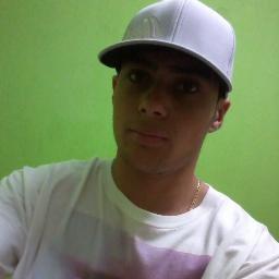 Sou legal&chato, sakóle ?
tenhô a melhor familia, e amigos únicos&verdadeiros,
naõ acretida ? Problema seu, naõ nasci para te agradar .