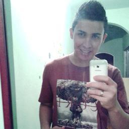Alguns vão te odiαr, fingem que te αmαm αgorα. Então, pelαs costαs, eles tentαm te eliminαr. Mαs quem Deus αbençoα, ninguem αmαldiçoα - Bob Mαrley