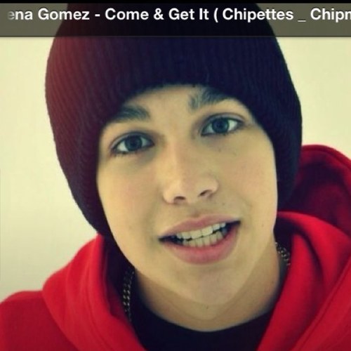 AustinMahone=mylife3 follow me ill back! :) Pheed=@SiaanlovesAustin