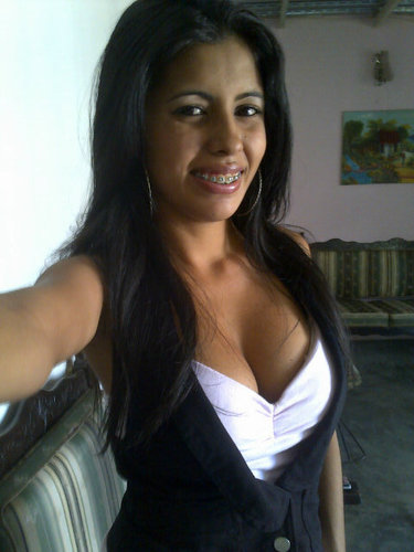 estudiante de ing. en telecomunicaciones, simpática, rumbera, incondicional con mis seres queridos,  
 fanatica de los tigres de aragua