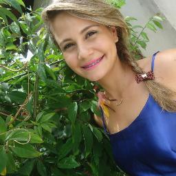 É mais Fácil obter O que se deseja com sorriso UM Do que à ponta da espada .