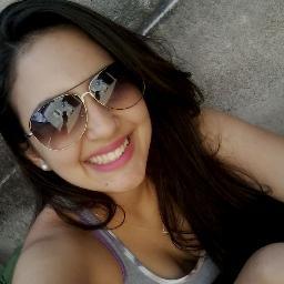 Não sou de demonstrar sentimentos, mas sou cheio deles. Eu sofro em silêncio, amo com o olhar e falo por sorrisos !