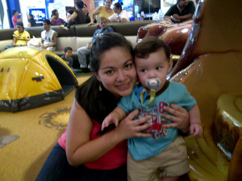 Soy Cosmetologa y soy una mama feliz♥ ... aspiro independencia. Y pienso q Cada dia s una nueva oportunidad para ser feliz☺
