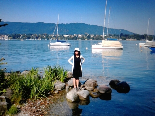 AnndtyaSS's profile picture. people and problems. common.