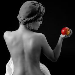 Je préfère être cette metamorphose continue qu'avoir des idées arrêtées sur tout. Je suis fille de la mer, je vis dans le vent et les étoiles m'accompagnent.