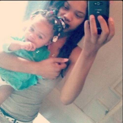 'Lovingg myy daughter , With all my heart shee got myy heart on lockk , r.i.p SWEETIE and all my bros,friendss and family  ! Im 6Milee Savaqee !