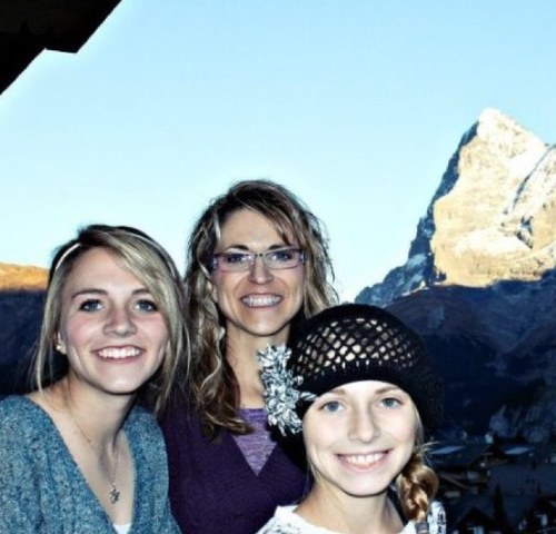 Married to a beauty. Dad to 2 beauties. Golf a little. Sing a little. Work a little. Love God. Love life.