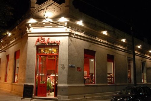 Especialidad en Arroces,pescados y mariscos.
Horarios:Miércoles a lunes de 11.30 hs a 15 hs y de 20.30 hs a 00 hs.
Reservas: 2494-436800 ó 154499446