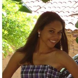 Apenas uma garota com a alegria de uma criança; a presença de uma adolescente; e sentimentos concretos de mulher.Estudante de Pedagogia da UFPB e professora.