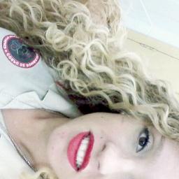 Quando se ama não é preciso entender o que se passa lá fora, pois tudo passa a acontecer dentro de nós.
 Clarice Lispector
