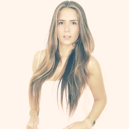 cam_alvarado's profile picture. Diseñadora de Vestuario, creadora de la marca #Ruwana que rescata las materias primas chilenas, siendo reflejadas en carteras y bolsos.