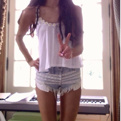 Ariana Grande backwards is ednarG anaira which means perfection in a language i just made up.♡