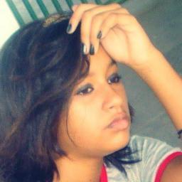 Eu sou eu ,  qer mim conhece passe apenas uma hora comigoh e nunca vai mim esqecer , sou meiga ao msm tempo grossa,rockeira msm tempo romantica,sou tudo sou nd!