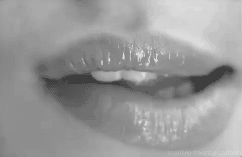 Cinica, sincera, exhibicionista, me gusta el arte, las buenas charlas y el vino en mis piernas.