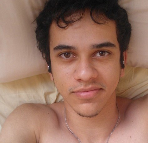 So mais um garoto de 18 anos que ainda tem muito a aprender e a amadurecer. Escritor anônimo e futuro fotógrafo. @DannyAgner ♥