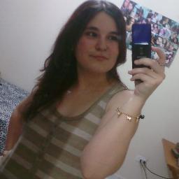 Ariana,21 anos,musica,amigos, família,Deus,cinema,shows, e etc ;D Segue aii ;)