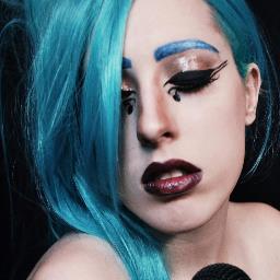 Fan de Lady Gaga depuis toujours ! Elle est ma vie, ma personnalité... Je suis une vraie little monster, little monster pour toujours ! ;)