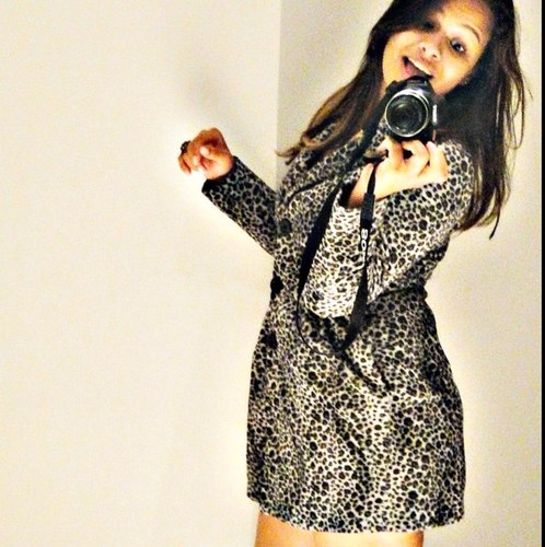 Sou complexa, sou mistura, sou mulher com cara de menina.. E vice-versa. Me perco, me procuro e me acho. E quando necessário, enlouqueço e deixo rolar...